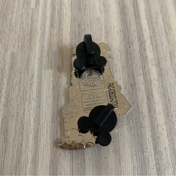 Disney Custom Cake Creation Mystery Box with Aladdin / Jasmine Cake Pin NIB - Picture 2 of 3